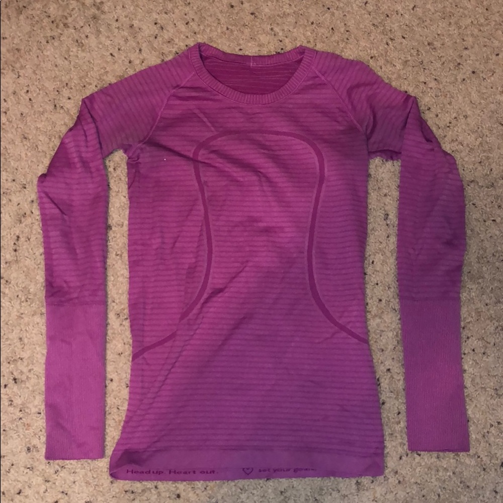Lululemon swiftly tech long sleeve shirt.